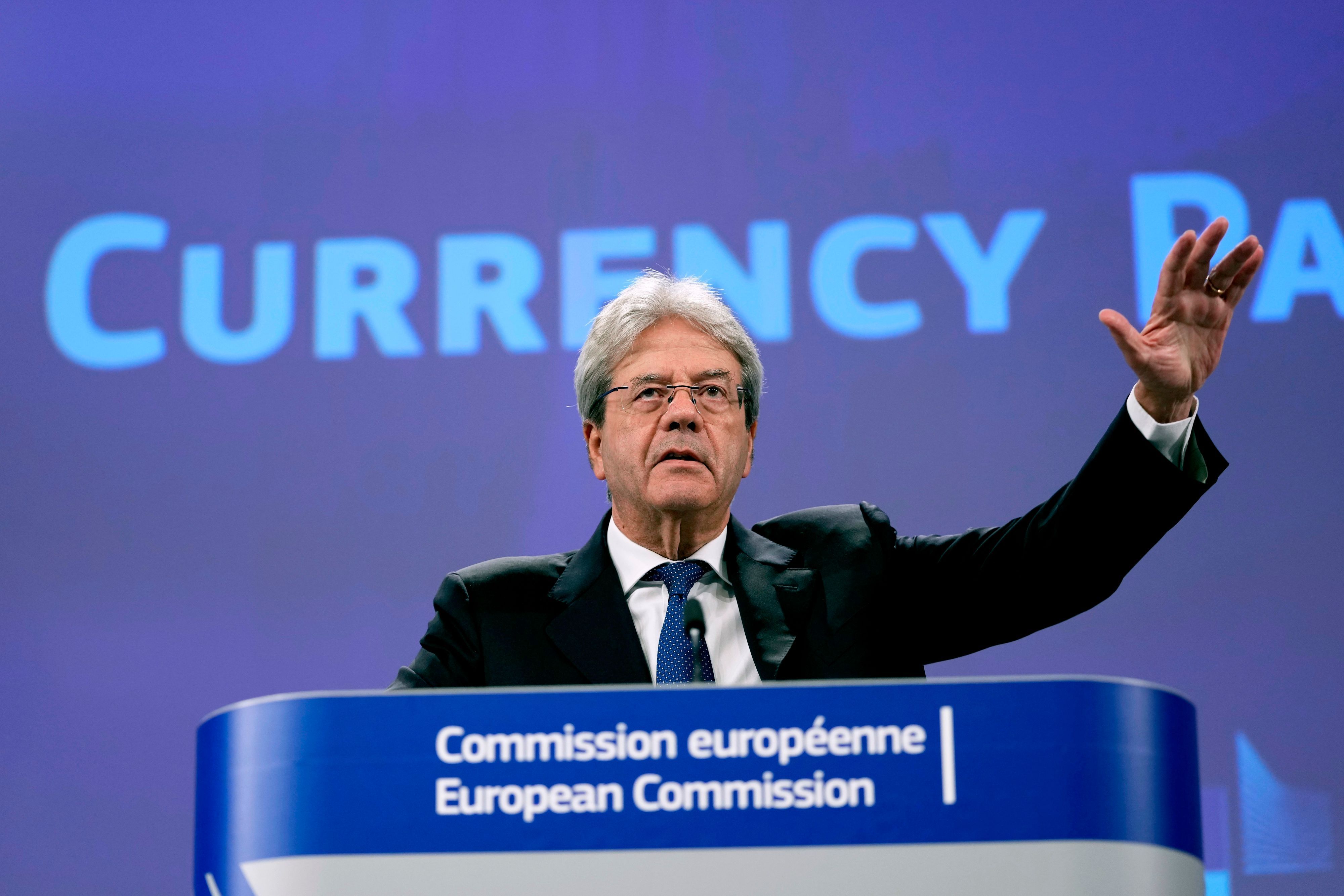Paolo Gentiloni, EU-Wirtschaftskommissar, spricht während einer Pressekonferenz über den digitalen Euro und das gesetzliche Zahlungsmittel der Euro-Banknoten und -Münzen in der EU-Zentrale. Angesichts der Fortschritte beim digitalen Euro haben EU-Kommission und Europäische Zentralbank (EZB) die Bedeutung von Bargeld betont.