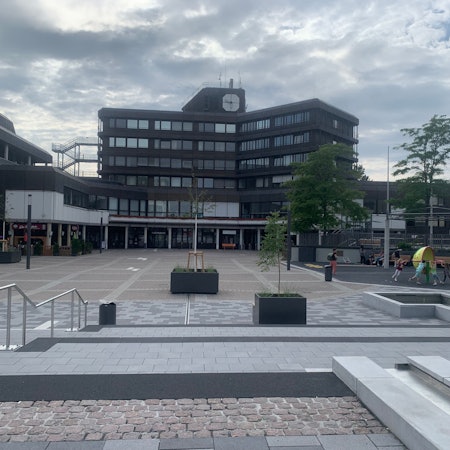 Die Marktplatte vor dem Rathaus in Sankt Augustin.