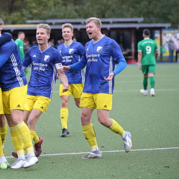 Fußballspieler jubeln nach einem Tor.