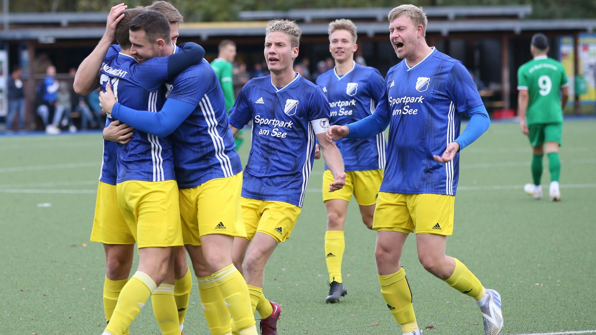 Fußballspieler jubeln nach einem Tor.