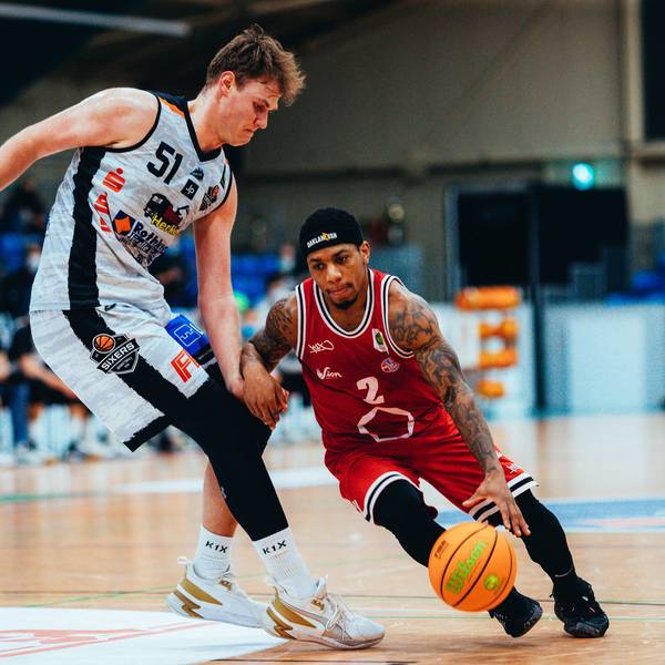 BB-2BL BSW Sixers - CGN RheinStars Köln Lamont Vincent Jr. 2 RheinStars Köln, Sören Urbansky 51 BSW Sixers waehrend der Saison 2021-22 Herren in der Barmer 2. Bundesliga ProB zwischen BSW Sixers und SCH - CGN RheinStars Köln in der Ballsporthalle Sandersdorf am 5. February 2022 in Sandersdorf, Sachsen Anhalt, Deutschland