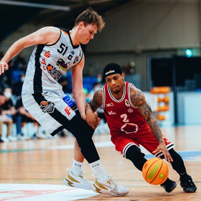 BB-2BL BSW Sixers - CGN RheinStars Köln Lamont Vincent Jr. 2 RheinStars Köln, Sören Urbansky 51 BSW Sixers waehrend der Saison 2021-22 Herren in der Barmer 2. Bundesliga ProB zwischen BSW Sixers und SCH - CGN RheinStars Köln in der Ballsporthalle Sandersdorf am 5. February 2022 in Sandersdorf, Sachsen Anhalt, Deutschland