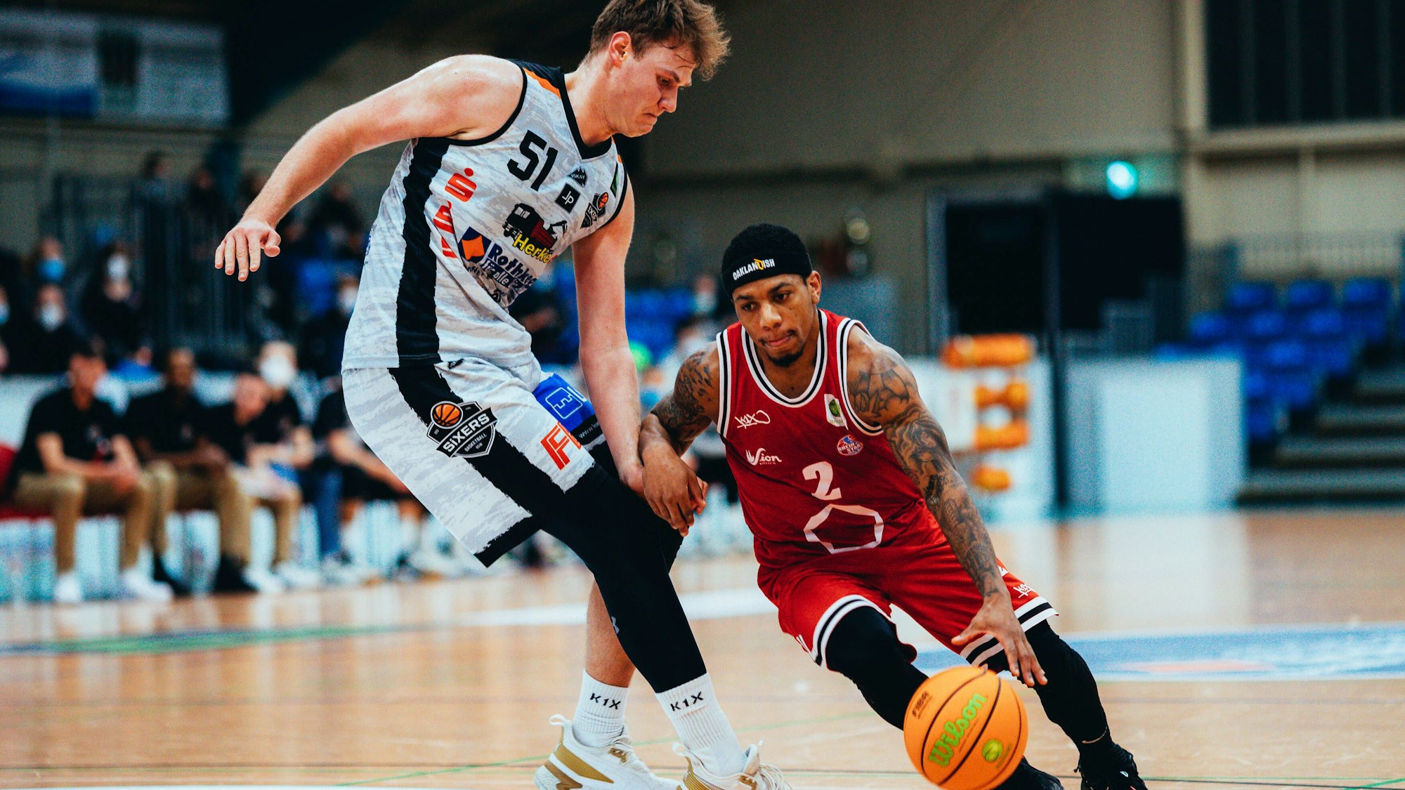 BB-2BL BSW Sixers - CGN RheinStars Köln Lamont Vincent Jr. 2 RheinStars Köln, Sören Urbansky 51 BSW Sixers waehrend der Saison 2021-22 Herren in der Barmer 2. Bundesliga ProB zwischen BSW Sixers und SCH - CGN RheinStars Köln in der Ballsporthalle Sandersdorf am 5. February 2022 in Sandersdorf, Sachsen Anhalt, Deutschland