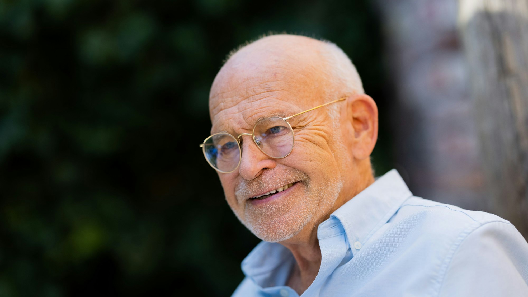 Günter Wallraff, Journalist, lächelt.