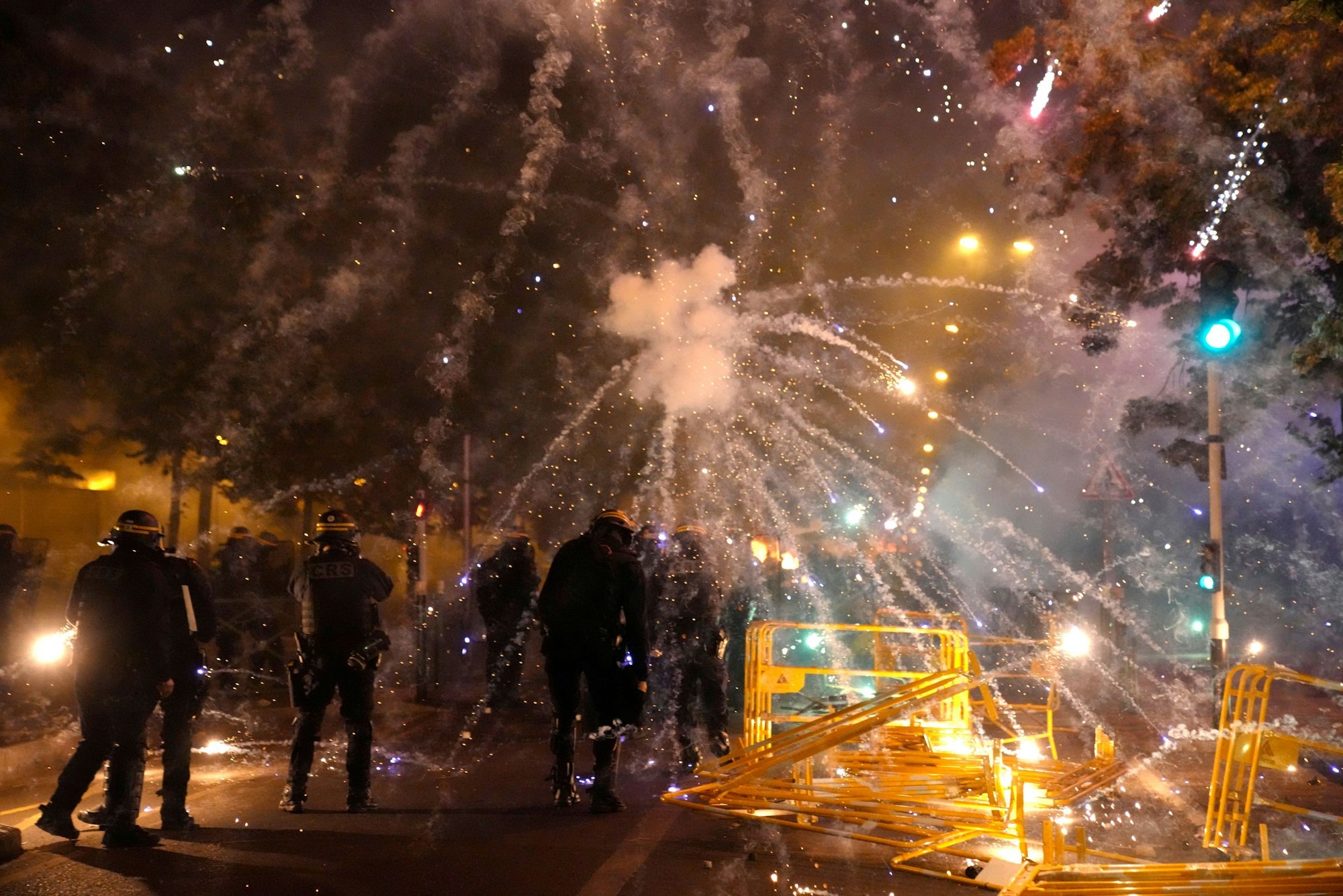 Feuerwerkskörper explodieren während Ausschreitungen in Nanterre, außerhalb von Paris. Nach einem tödlichen Schuss eines Polizisten auf einen 17-Jährigen bei einer Verkehrskontrolle bei Paris ist es in der Nacht zum Donnerstag in der Hauptstadt und weiteren französischen Städten erneut zu heftigen Krawallen gekommen.