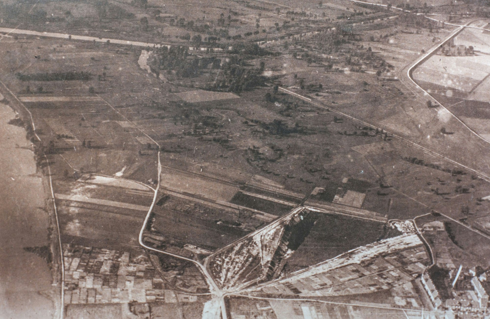 Die frühe Anschüttung in der noch intakten Mündungslandschaft Dhünnaue ist unten, mittig bis rechts, zu sehen. In der rechten Bildecke die Kolonie II.