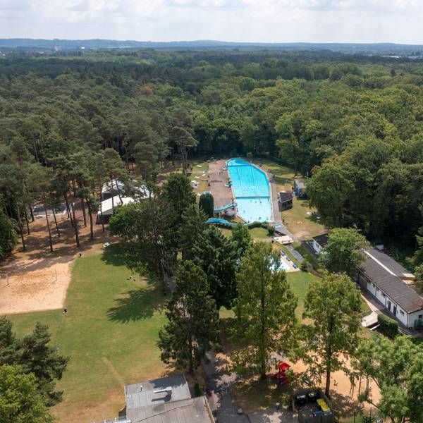 Das Waldbad Dünnwald umrahmt von Bäumen von oben fotografiert. (Archivbild)
