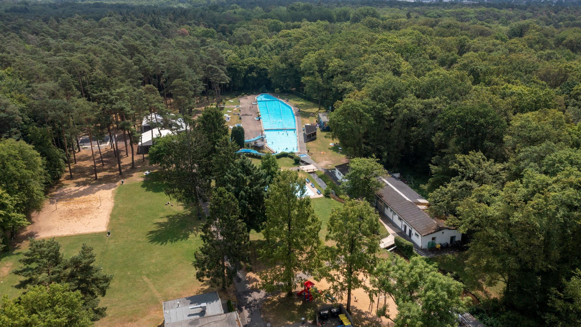 Das Waldbad Dünnwald umrahmt von Bäumen von oben fotografiert. (Archivbild)
