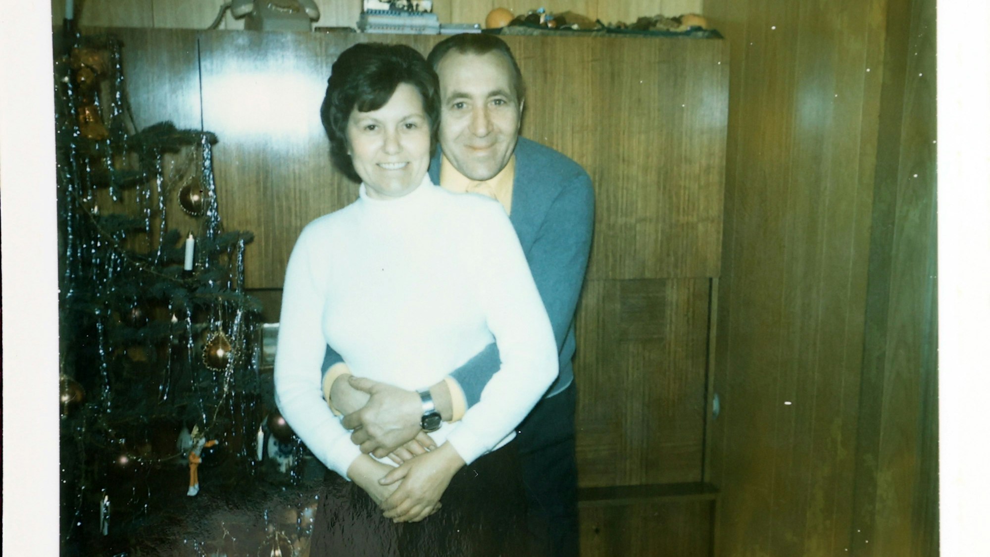 Das Foto zeigt eine ältere Aufnahme von Katharina und Johann Wirotius mit einem Weihnachtsbaum im Hintergrund.