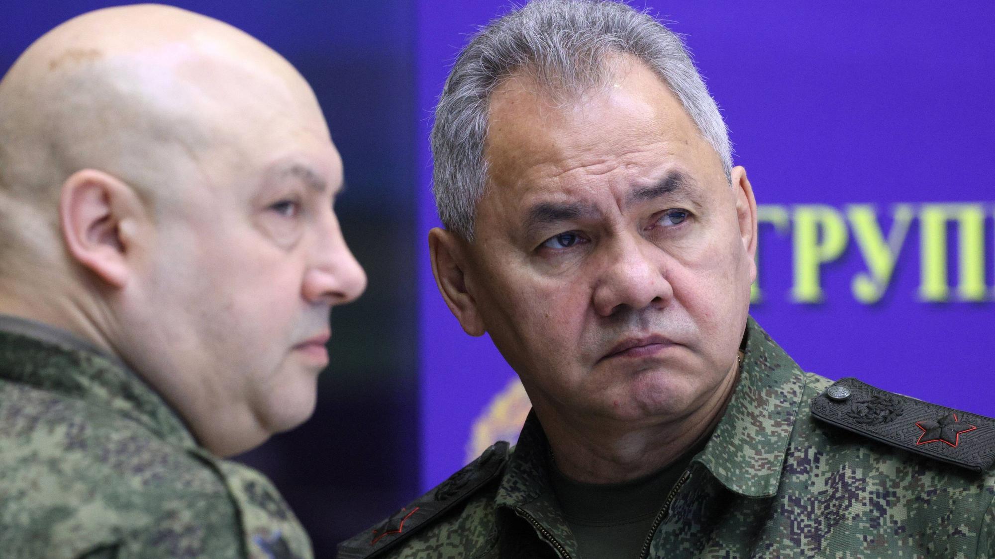 General Sergej Surowikin und der russische Verteidigungsminister Sergej Schoigu während eines Besuchs von Präsident Wladimir Putin. (Archivbild)