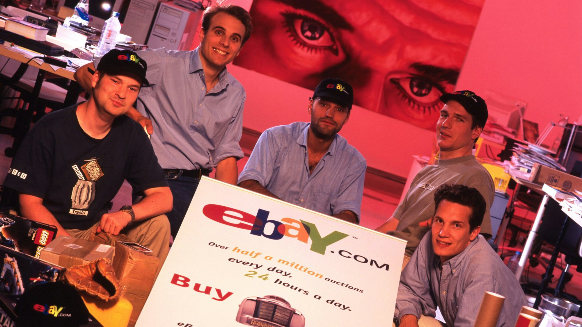 Die Alando-Gründer Jörg Rheinboldt (v.l.), Marc Samwer, Max Finger, Karel Dörner und Oliver Samwer im Jahr 1999 nach dem Verkauf von Alando an Ebay in ihren Berliner Geschäftsräumen