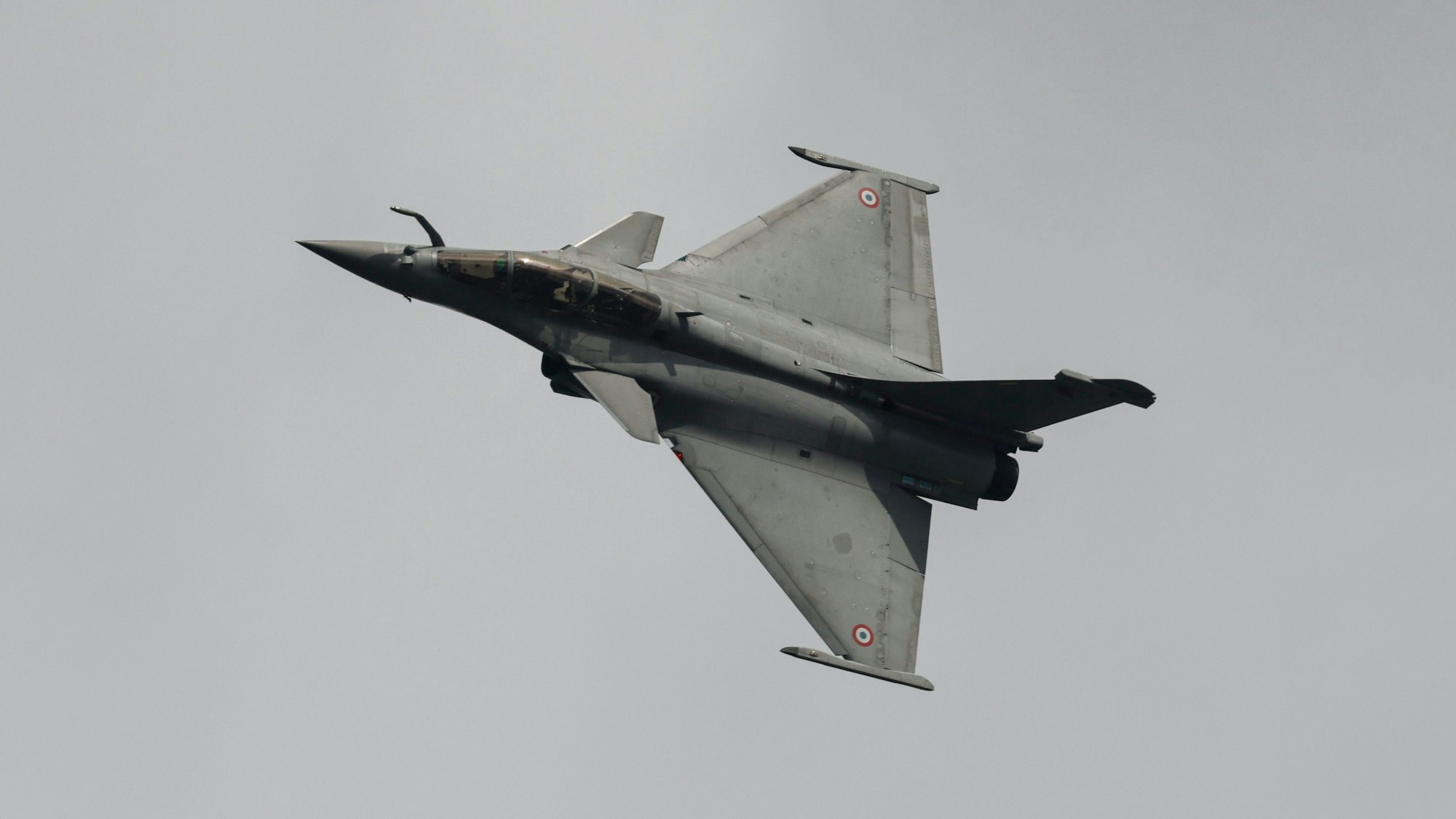 Ein französischer Kampfjet vom Typ Rafale fliegt am Himmel.