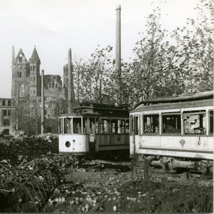 Bahnen auf dem kriegszerstörten Neumarkt.