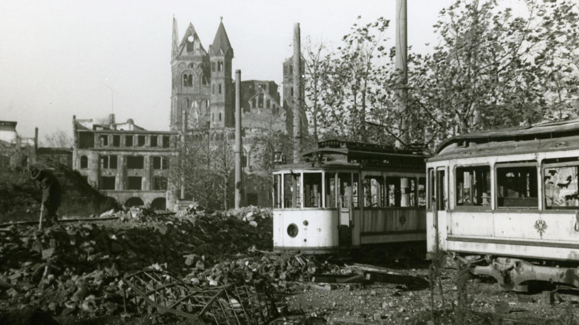 Bahnen auf dem kriegszerstörten Neumarkt.