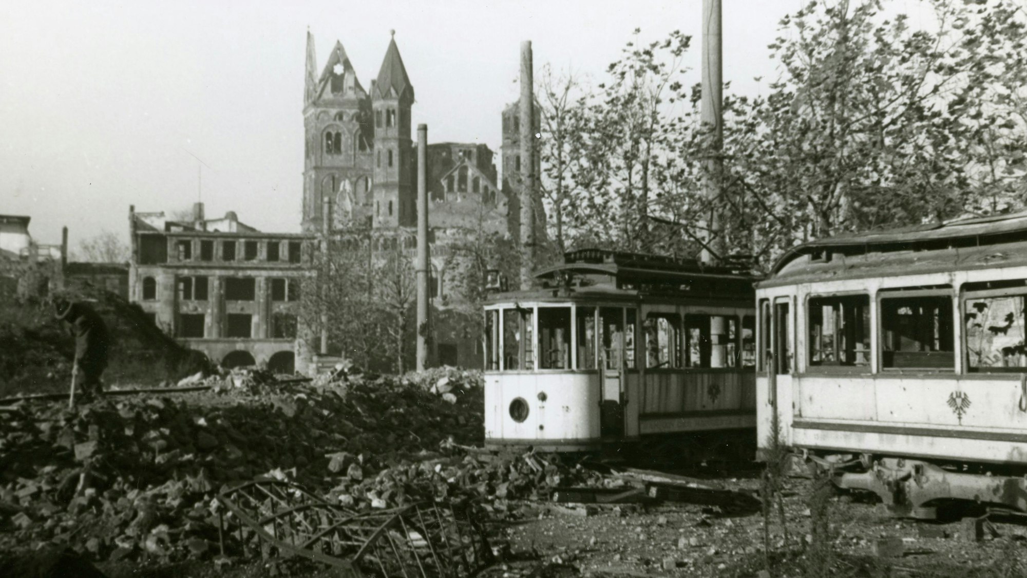 Bahnen auf dem kriegszerstörten Neumarkt.