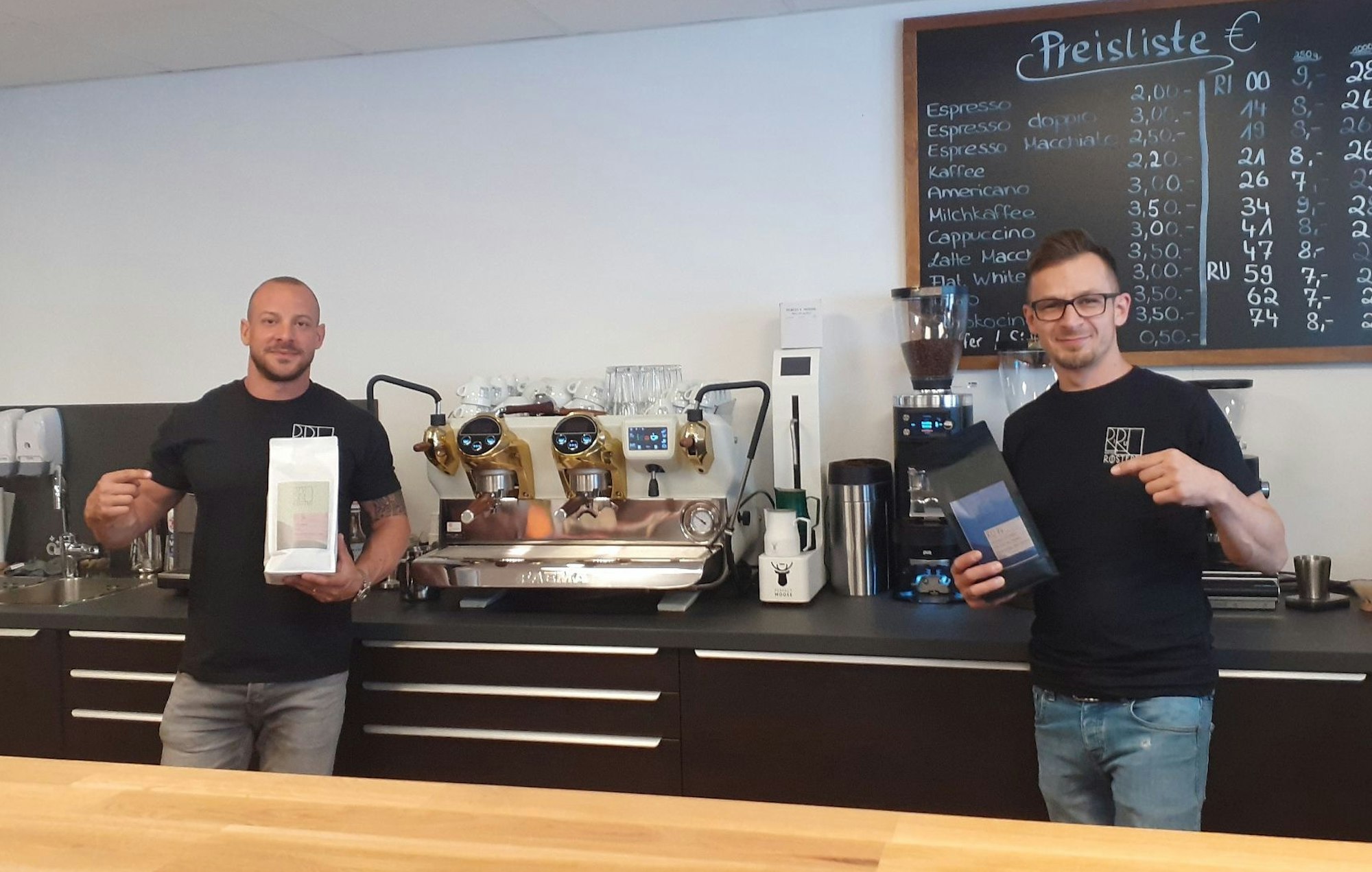 Martin Richter und Maurizio Russo in ihrer Kaffeerösterei RiRu