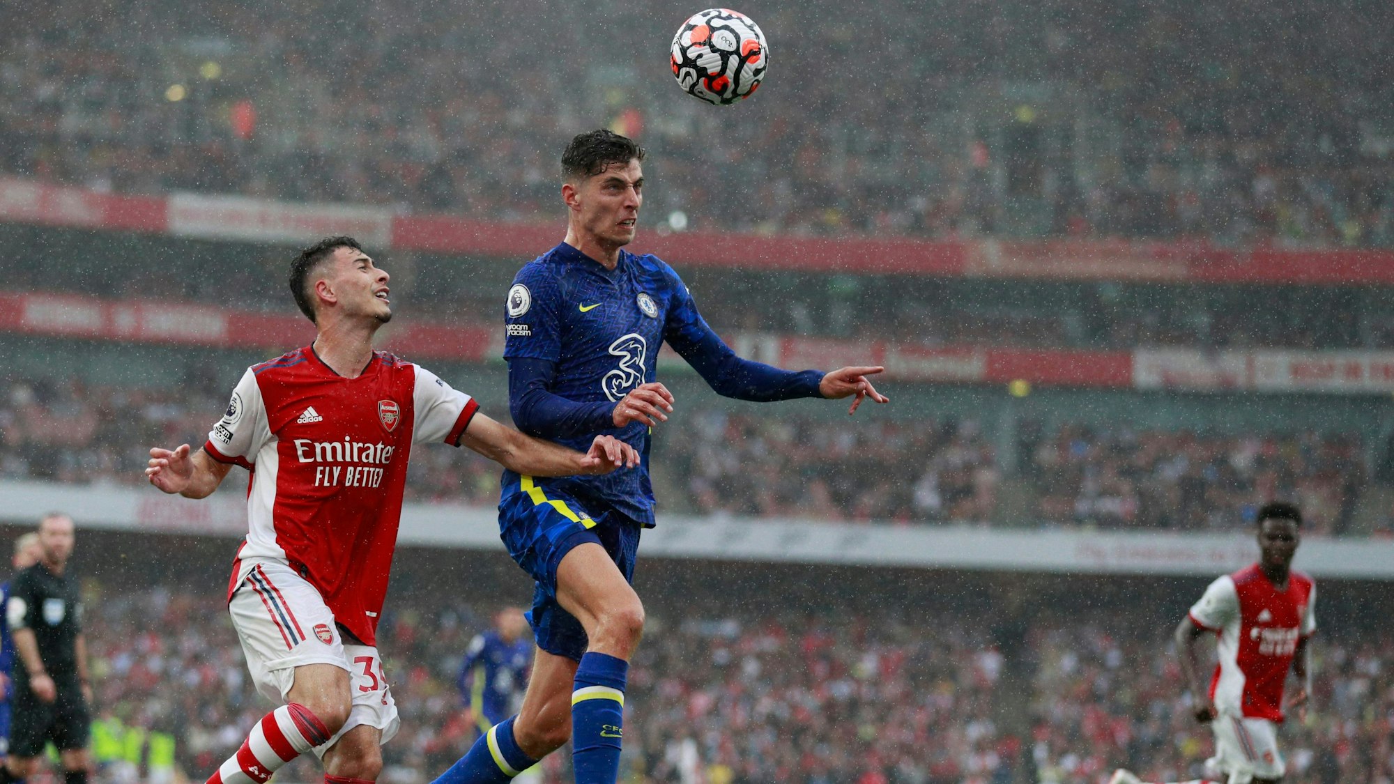 Arsenals Gabriel Martinelli (l) gegen Chelseas Kai Havertz.