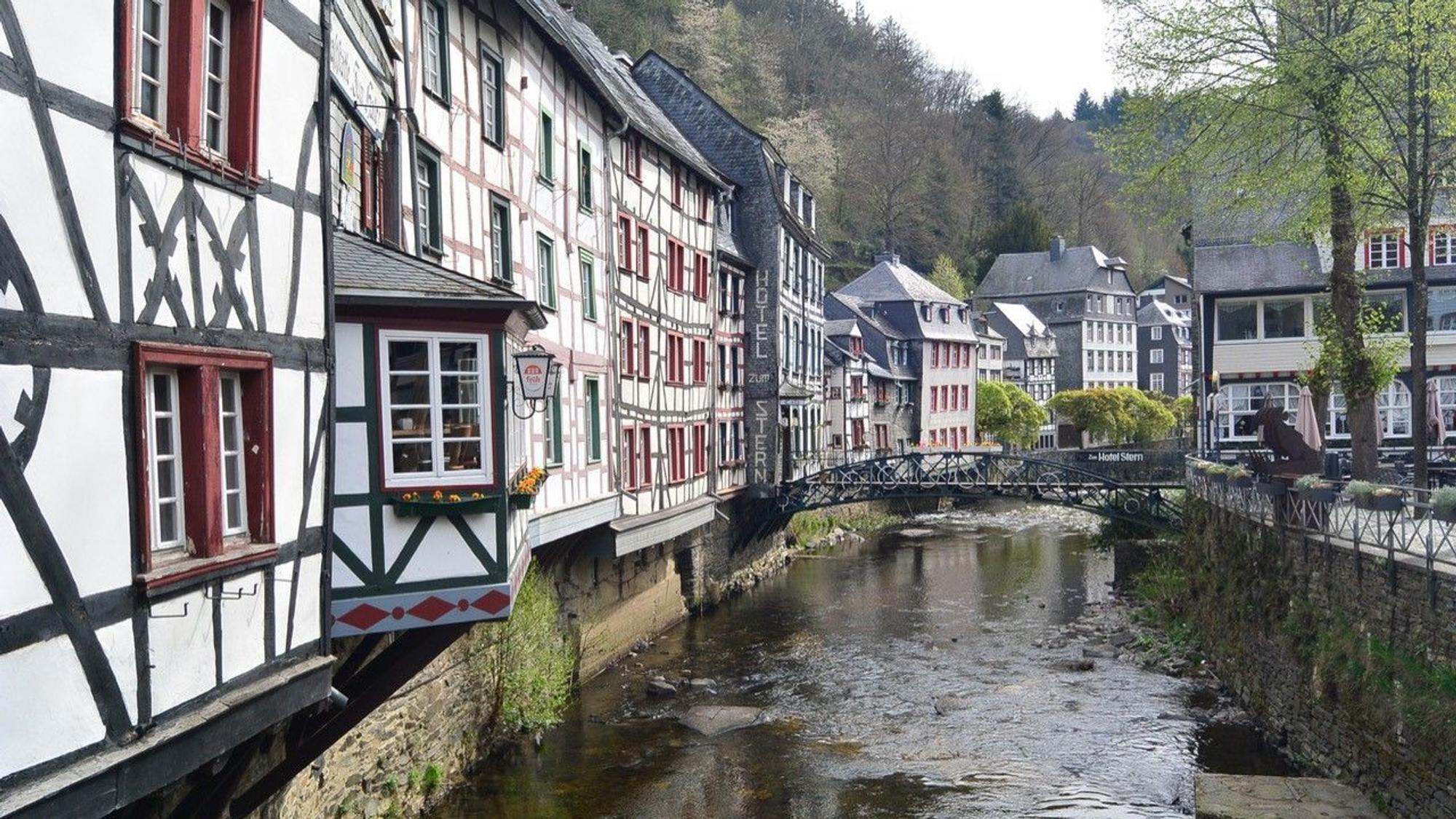 Ein Blick auf den Fluss in Monschau. Links sind die Fachwerkhäuser zu sehen.