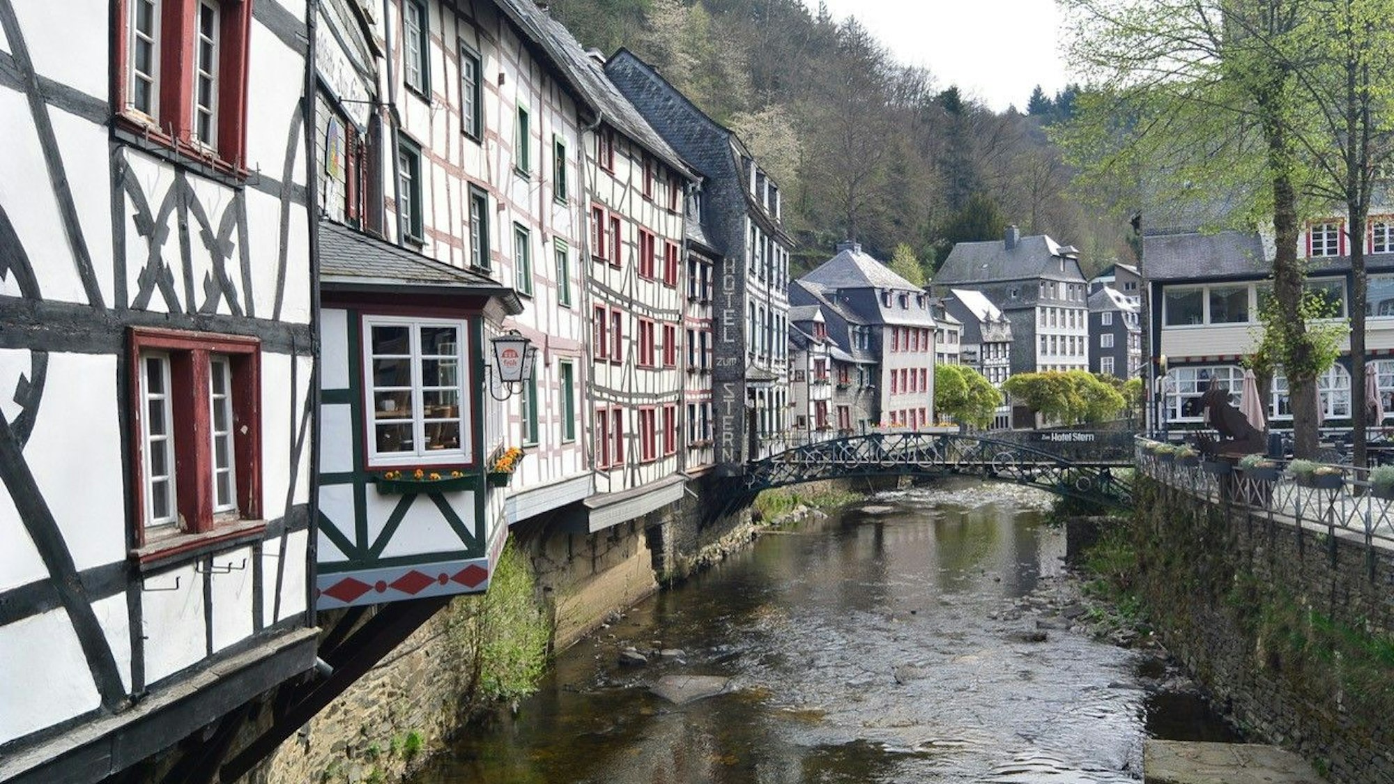 Ein Blick auf den Fluss in Monschau. Links sind die Fachwerkhäuser zu sehen.