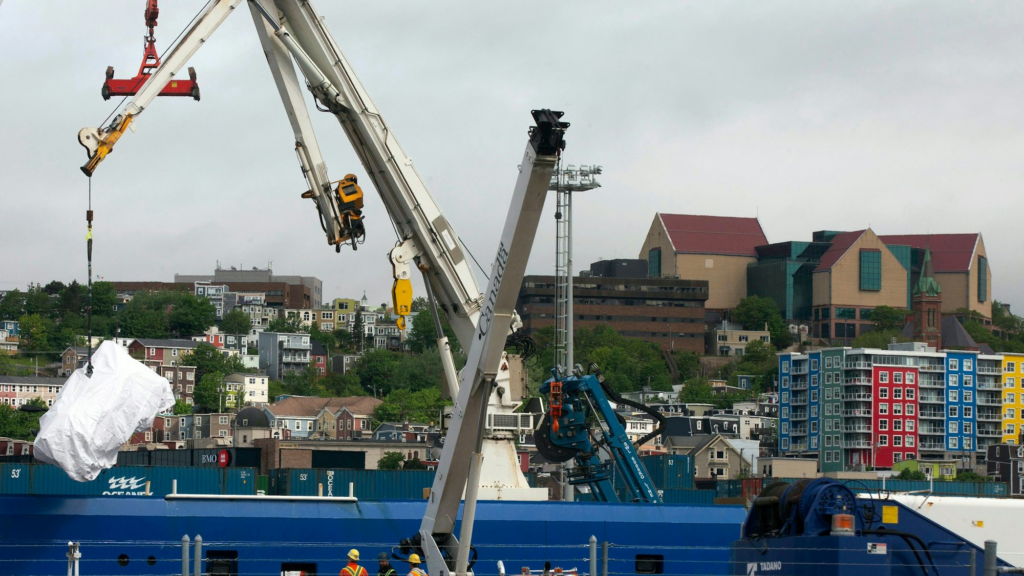 Trümmer des Tauchboots „Titan“, das vom Meeresboden in der Nähe des Wracks der Titanic geborgen wurde, werden am Pier der kanadischen Küstenwache vom Schiff „Horizon Arctic“ entladen.