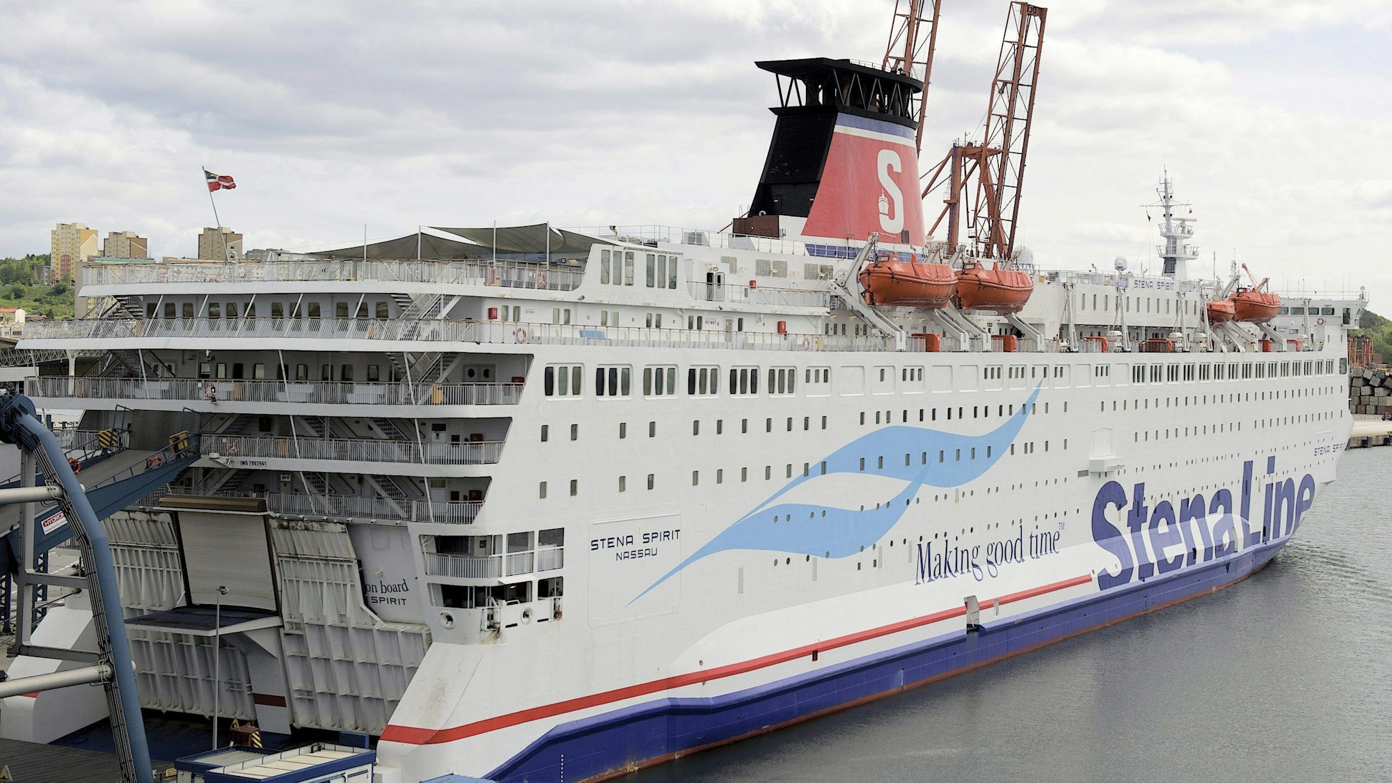 Die Ostsee-Fähre „Stena Spirit“ der Stena Line liegt im Hafenn von Gdynia, Polen.