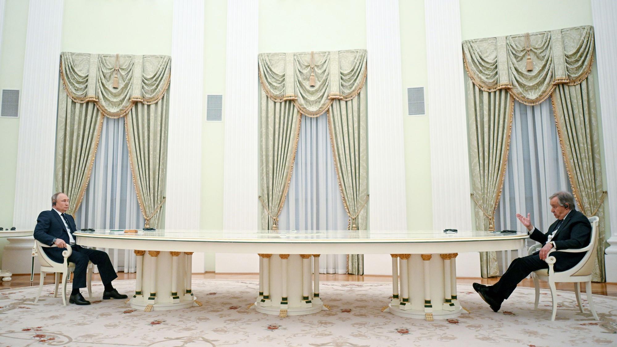 Bilder, wie man sie von Wladimir Putin aus dem Kreml gewohnt ist: Der russische Präsident, hier mit UN-Generalsekretär Antonio Guterres – hält in der Regel großen Abstand zu Gästen oder Staatsdienern. (Archivbild)