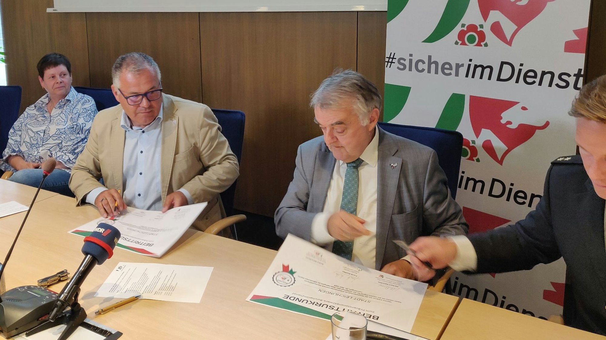 Innenminister Herbert Reul (r.) und Bürgermeister Frank Steffes bei der Unterzeichnung der Beitrittsurkunde.