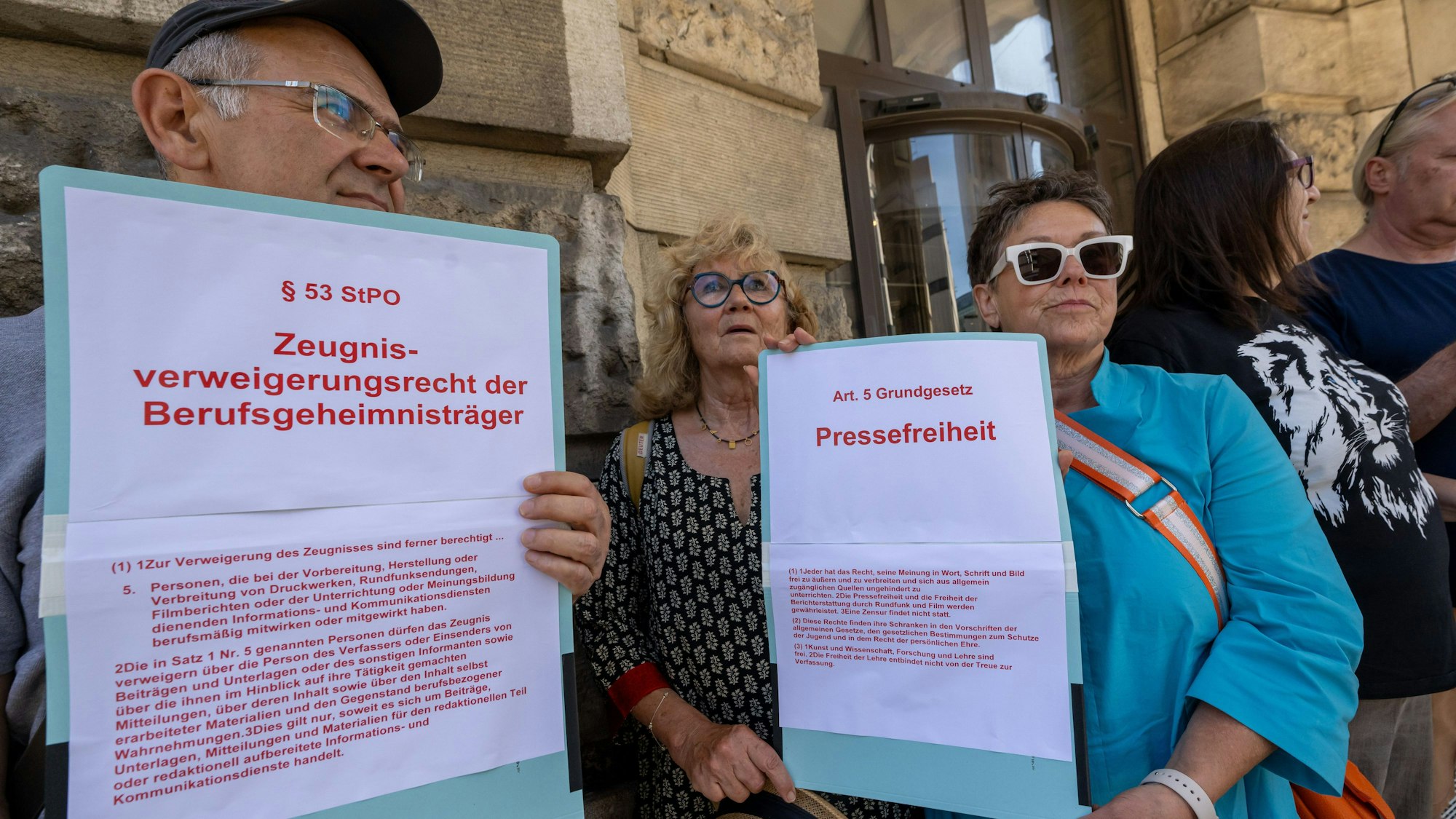 Mit Gesetzestexten in der Hand demonstrierten zu Beginn der Woche Mitglieder der Partei „Die Linke“ vor dem Justizministerium in der Innenstadt. Die Generalstaatsanwaltschaft München hatte bestätigt, dass Ermittler Telefonate von Mitgliedern der Klimagruppe „Letzte Generation“ in ihrem Auftrag abgehört haben.