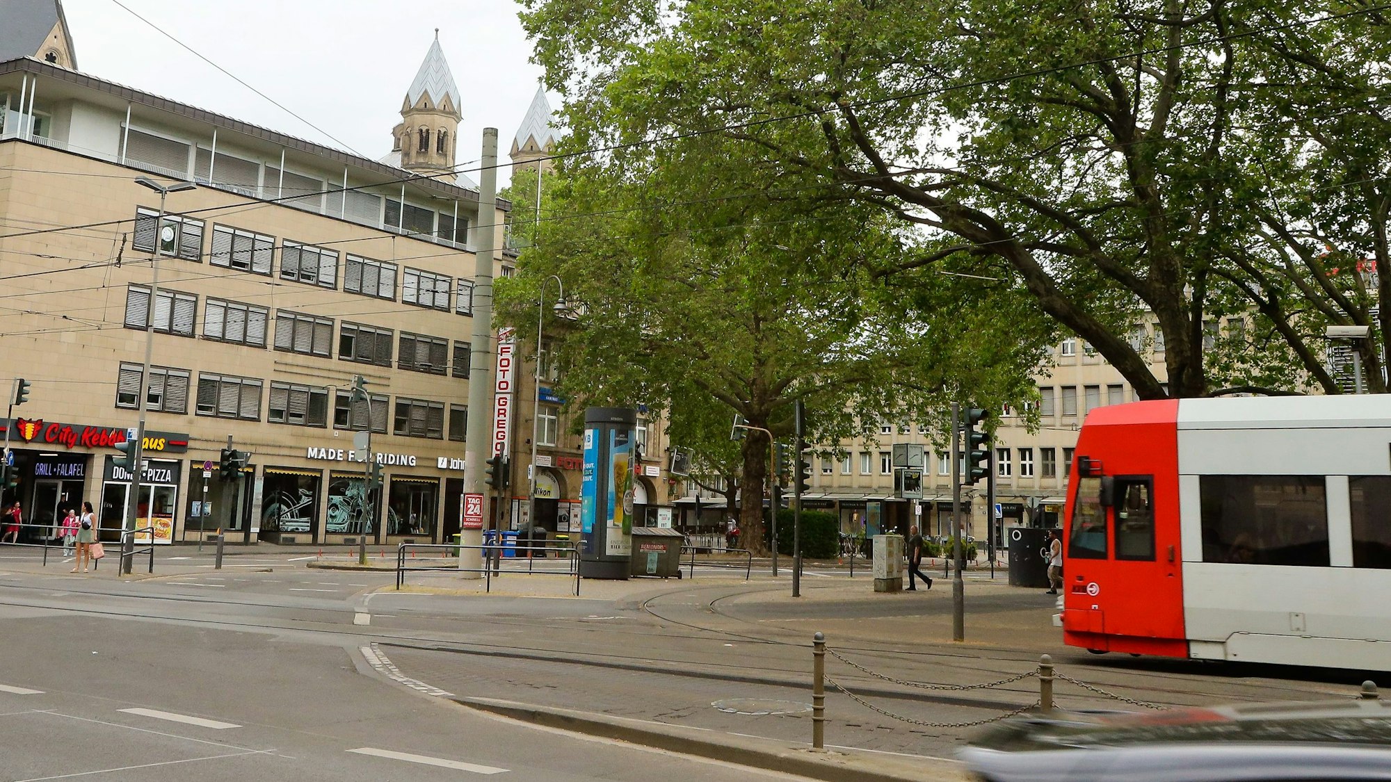 Neumarkt mit moderner KVB-Bahn