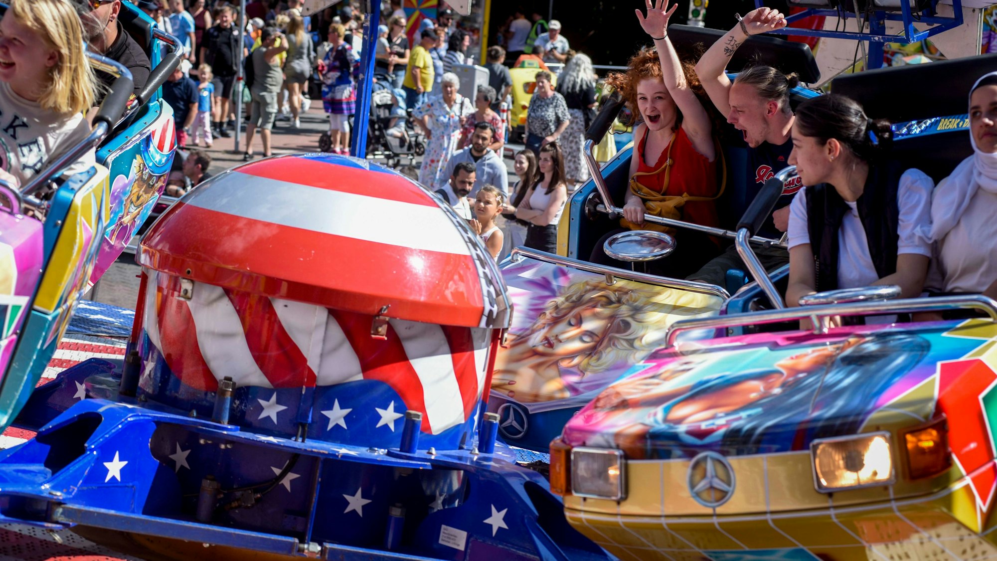 Blick auf das kunterbunte Fahrgeschäft „Breakdancer“. (Archivbild)