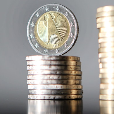 Euro-Münzen sind gestapelt.