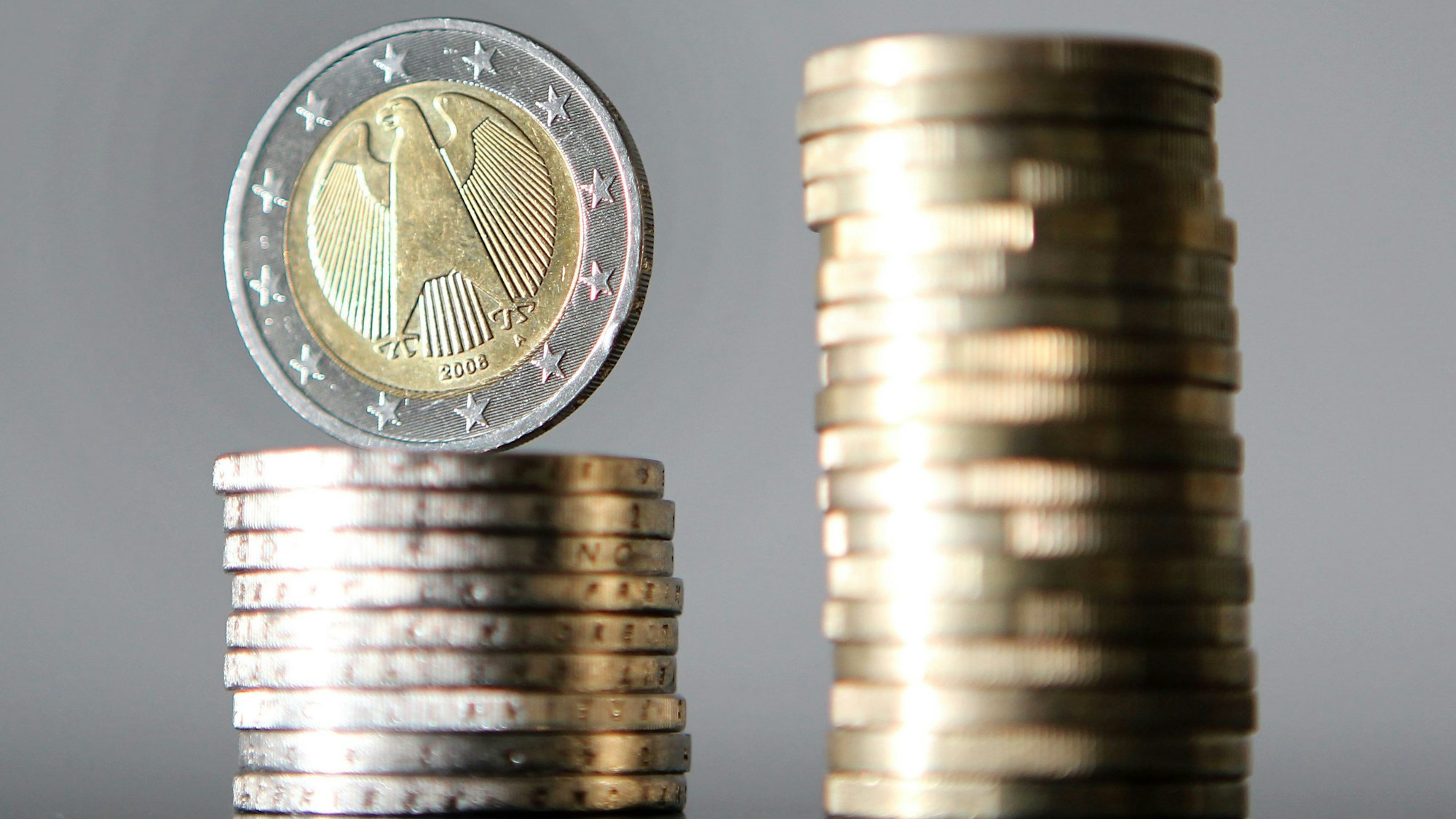 ARCHIV - 13.01.2010, Nordrhein-Westfalen, Köln: ILLUSTRATION - Euro-Münzen sind gestapelt. Die nordrhein-westfälischen Landräte haben zu Beginn ihrer Jahreskonferenz in Berlin vor erheblichen Haushaltsrisiken gewarnt und eine Altschulden-Lösung gefordert (zu dpa: «Landrätekonferenz 2022: Finanznöte der nordrhein-westfälischen Kommunen wachsen»). Foto: Oliver Berg/dpa +++ dpa-Bildfunk +++