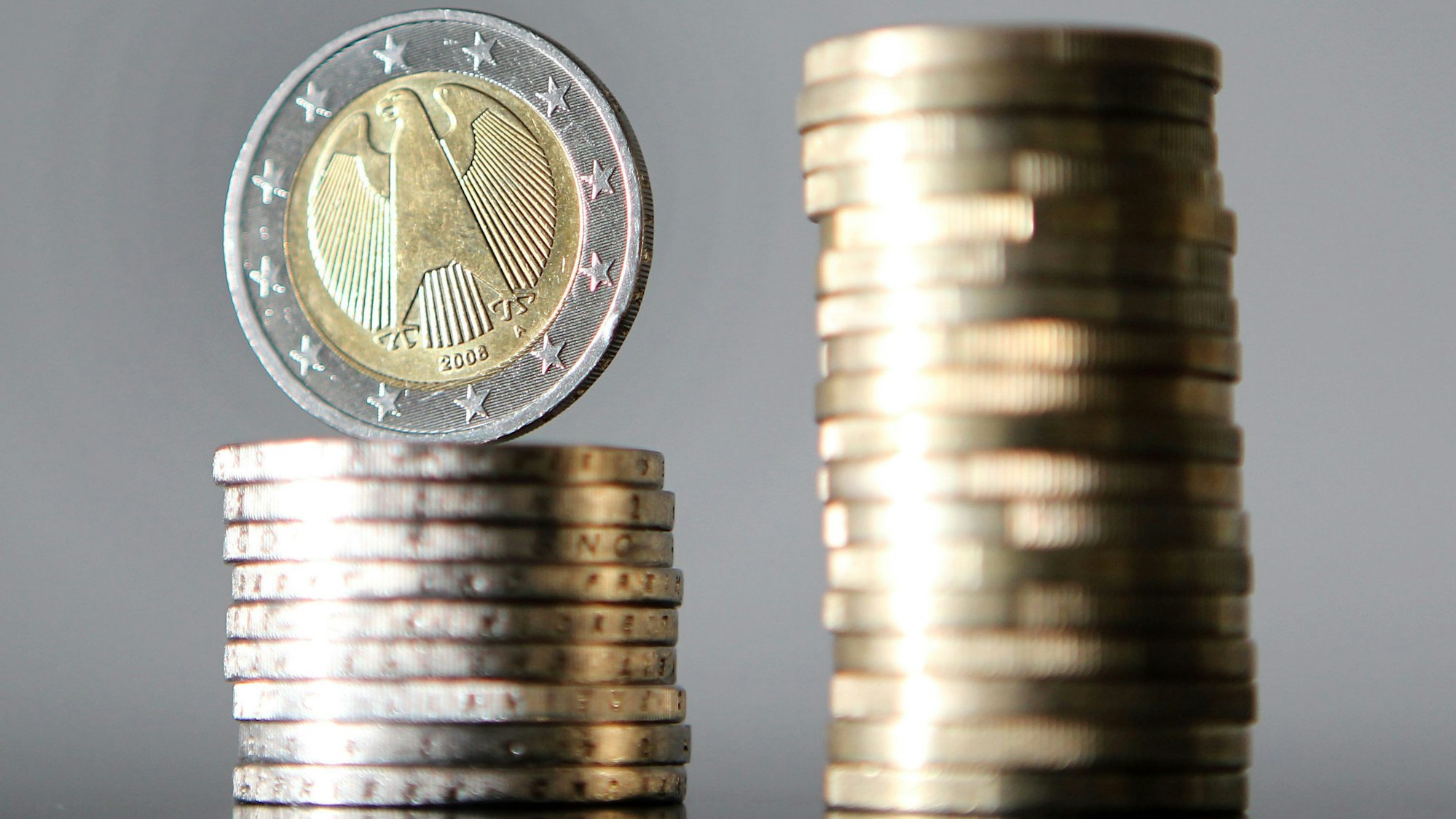 Symbolbild mit Stapeln von Euro-Münzen. Im Nümbrechter Haushalt muss jetzt wieder gespart werden.