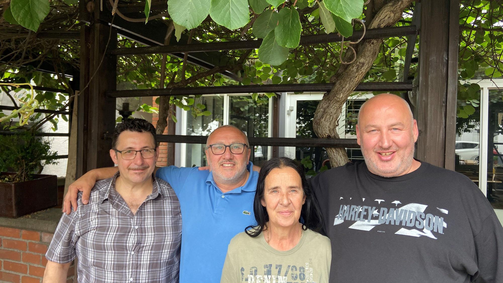 Das Bild zeigt Hermann Donnik, Georg, Angela und Helmut Pfeiffer, die gemeinsam in Frechen das Restaurant „Bielo“ eröffnen.