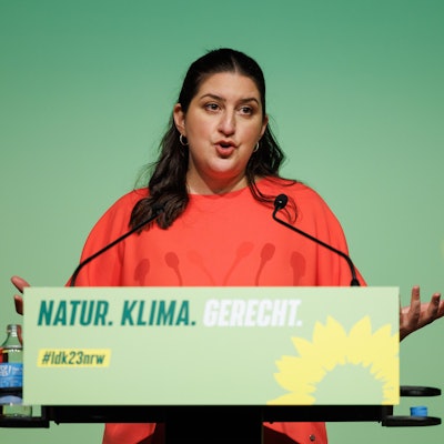 Yazgülü Zeybek, Landesvorsitzende Bündnis 90/Die Grünen, spricht beim Landesparteitag von Bündnis 90/Die Grünen Nordrhein-Westfalen in der Halle Münsterland.