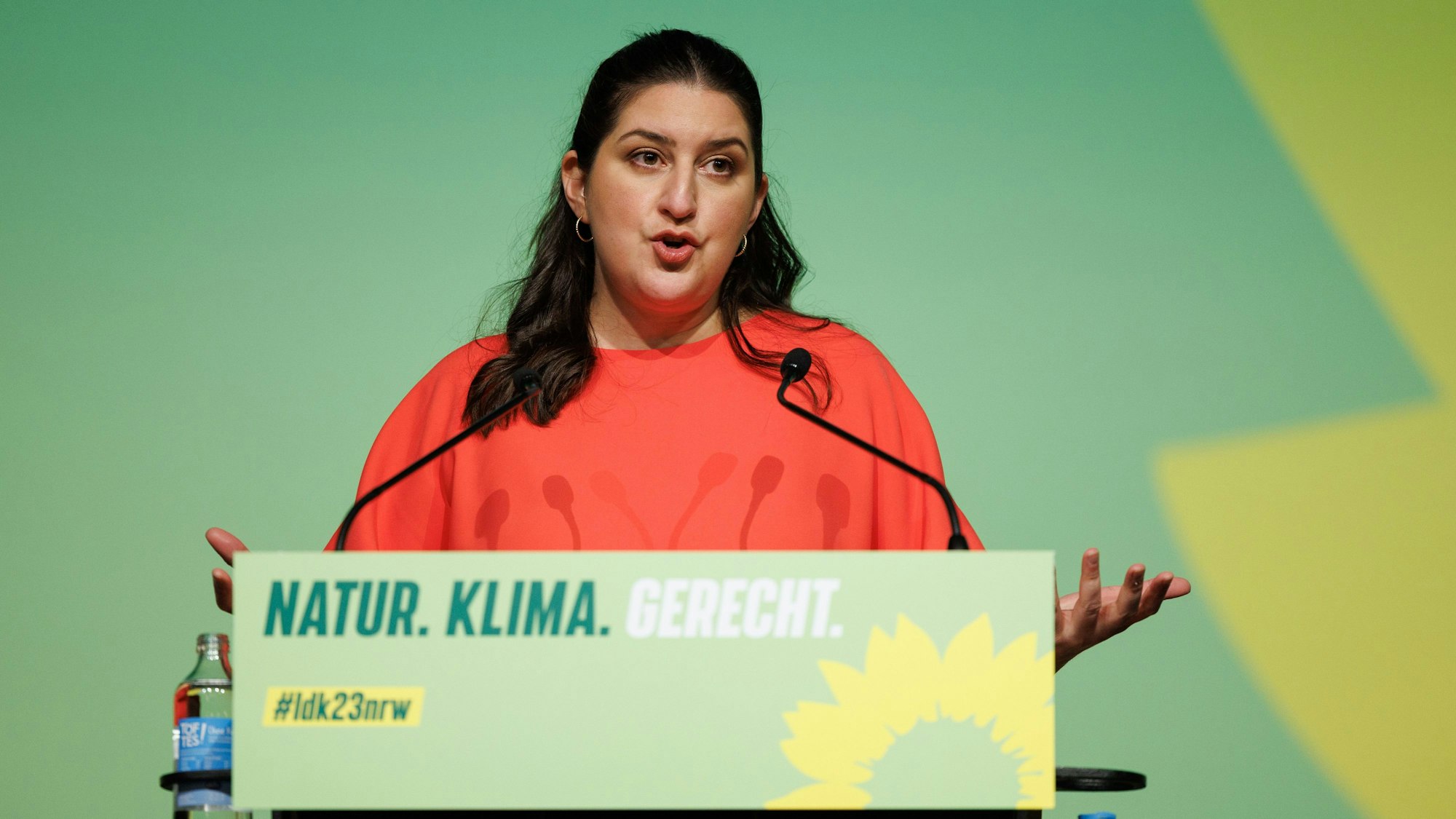 Yazgülü Zeybek, Landesvorsitzende Bündnis 90/Die Grünen, spricht beim Landesparteitag von Bündnis 90/Die Grünen Nordrhein-Westfalen in der Halle Münsterland.
