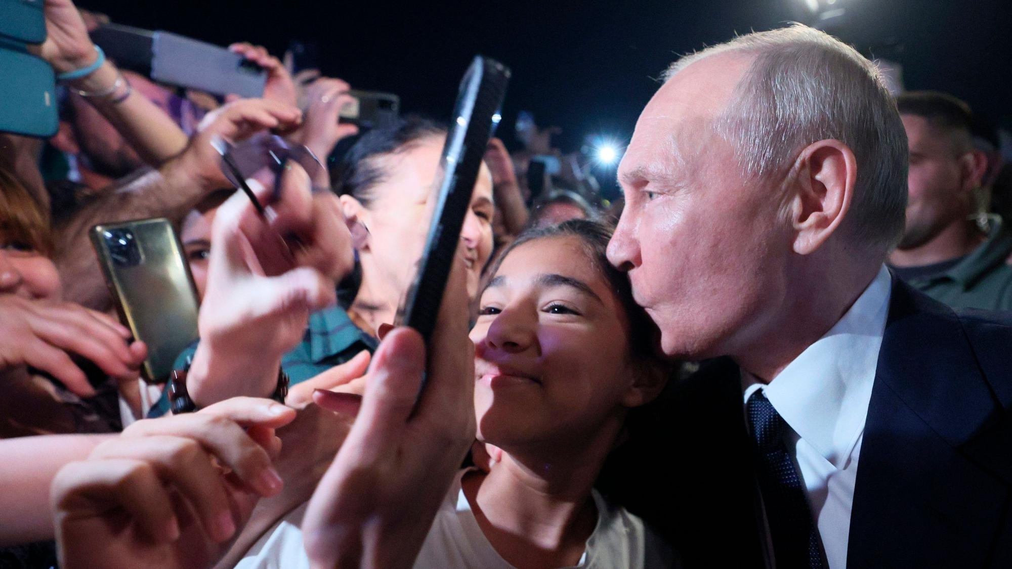 Ein seltener Anblick, vom Kreml selbst veröffentlicht: Wladimir Putin küsst ein Mädchen aus Dagestan bei seiner Reise in den Nordkaukasus im südlichen Teil Russlands.