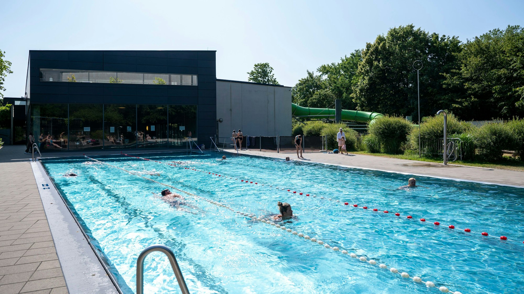 Das Schwimmerbecken des Ossendorfbads mit abgetrennten Bahnen.