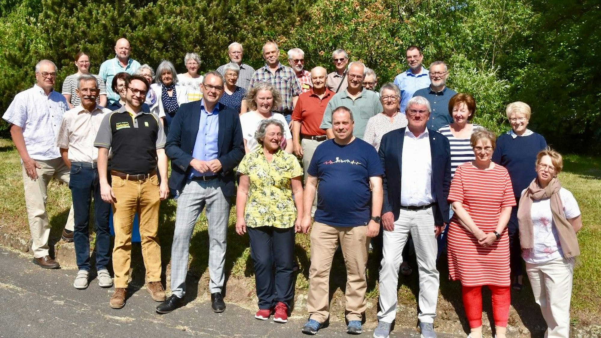 Die Mitglieder des Eifelvereins haben sich für ein Gruppenfoto positioniert und blicken in die Kamera.