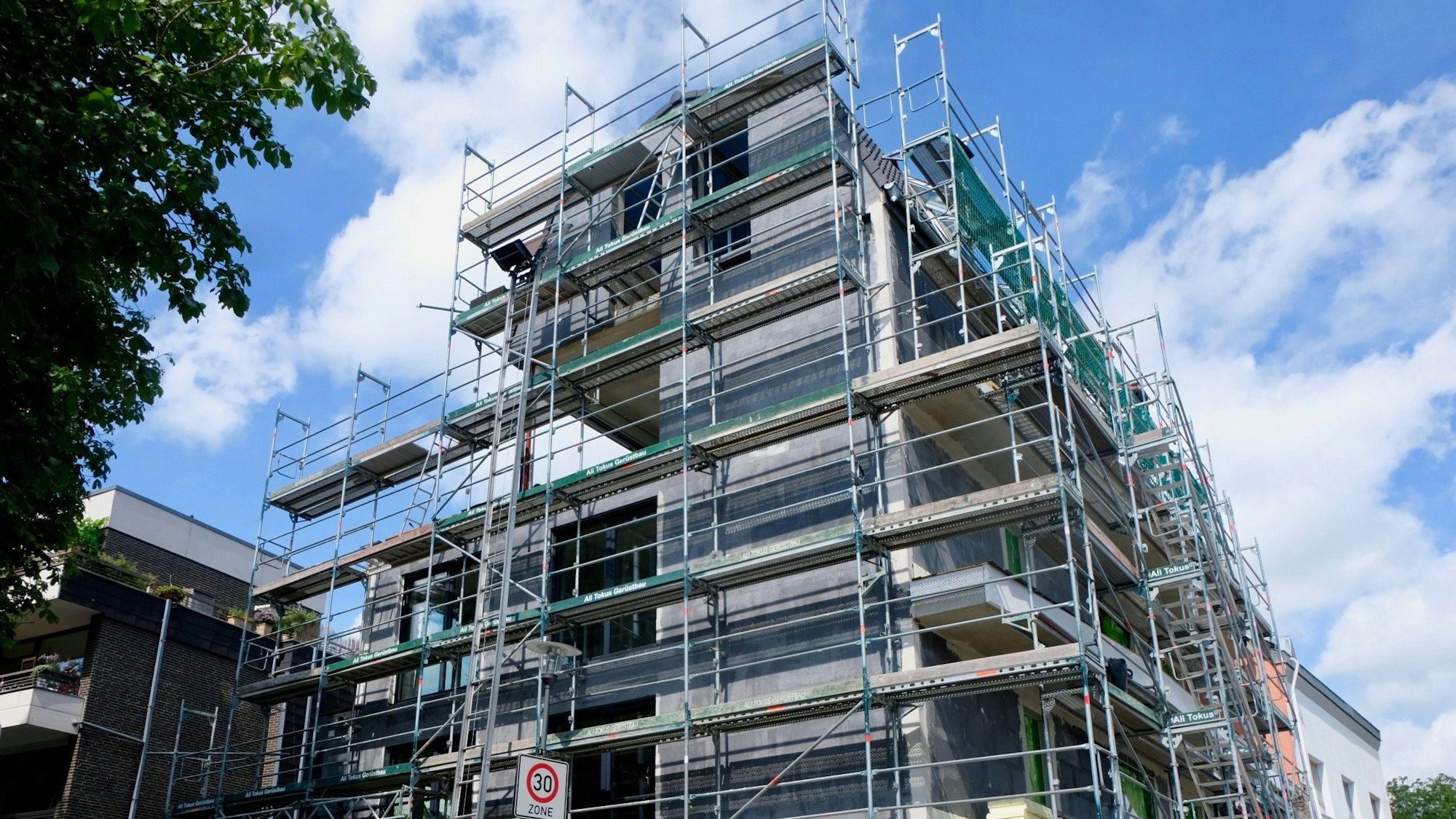 Rohbau mit Gerüst bei gutem Wetter