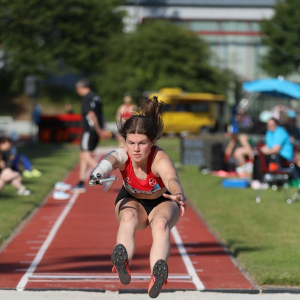Jule Roß beim Weitsprung.