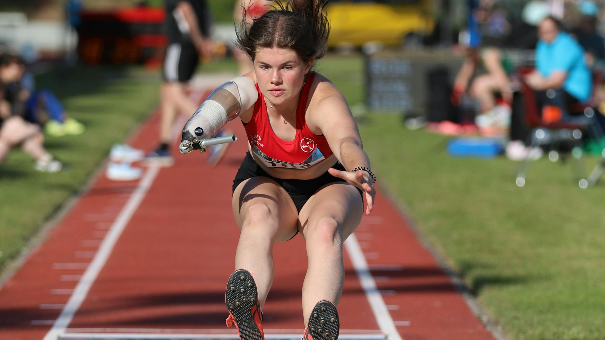 Jule Roß beim Weitsprung.