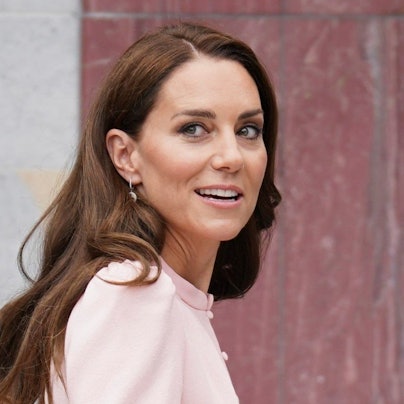 Kate, Prinzessin von Wales, Schirmherrin des V&A, verlässt nach einem Besuch der Wiedereröffnung des Kindermuseums V&A in Bethnal Green, London.