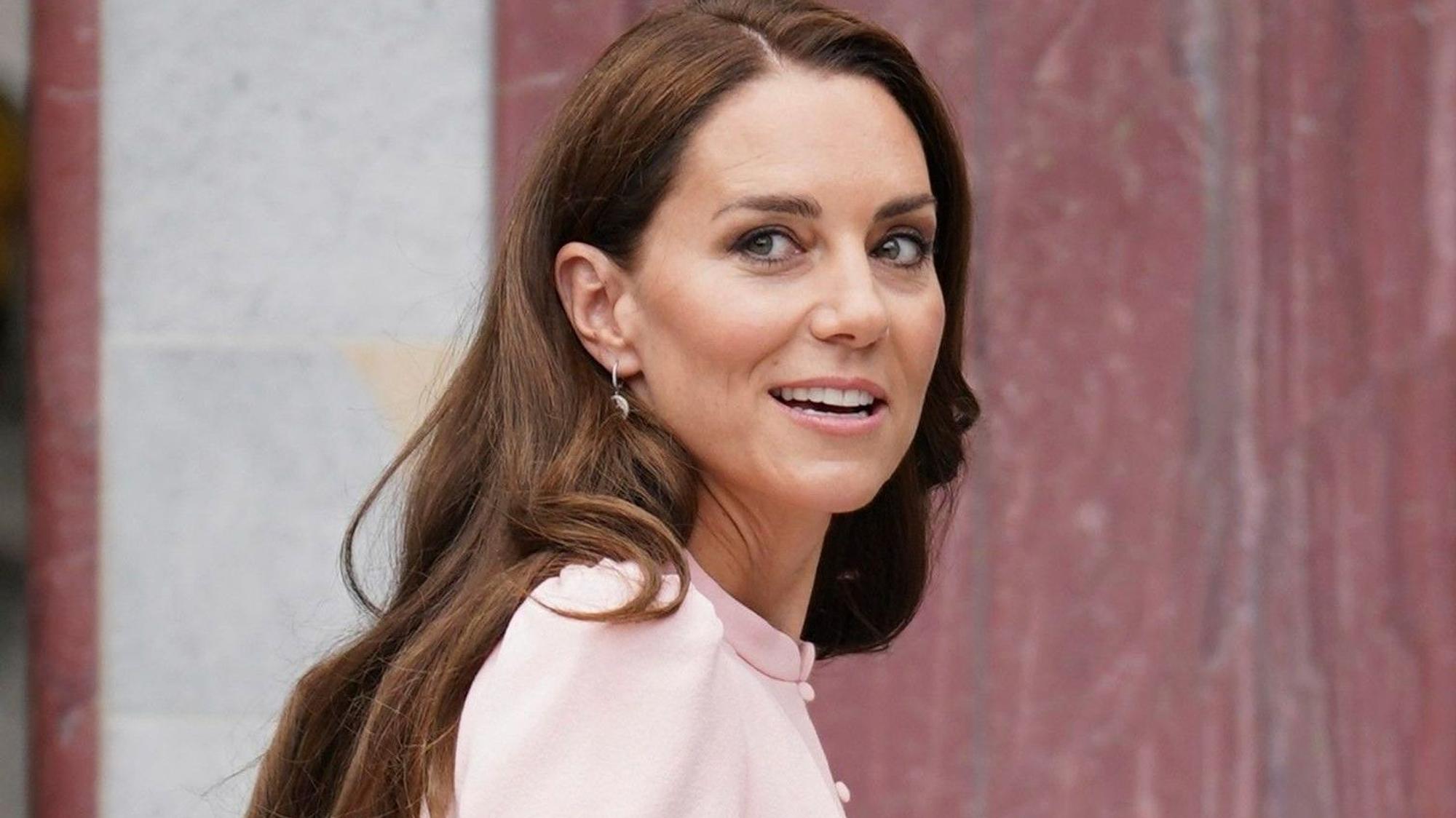 Kate, Prinzessin von Wales, Schirmherrin des V&A, verlässt nach einem Besuch der Wiedereröffnung des Kindermuseums V&A in Bethnal Green, London.