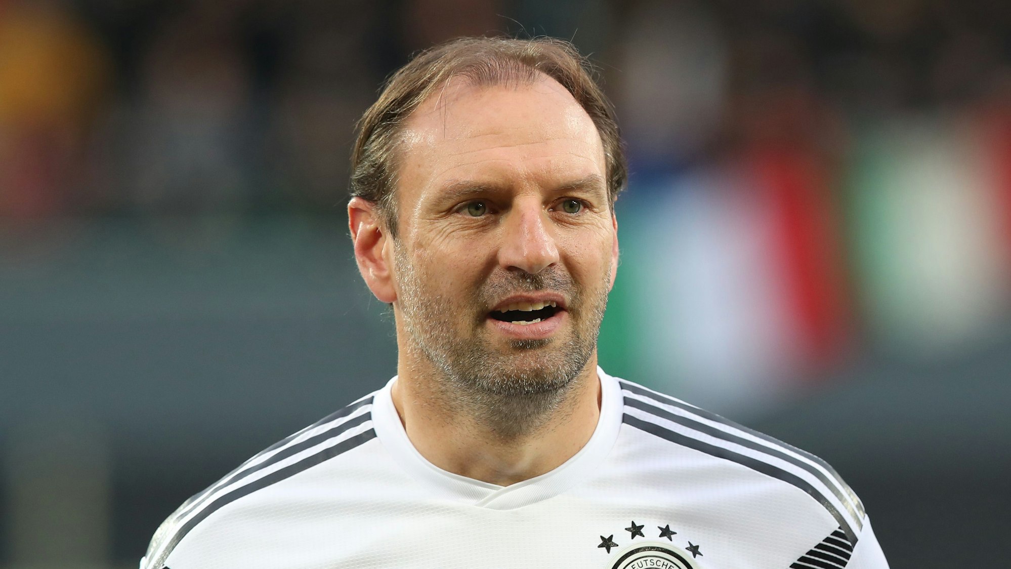 Jens Nowotny trägt ein Deutschland-Trikot