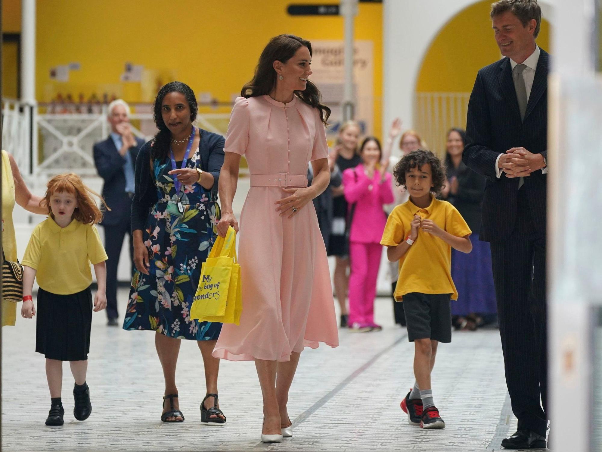Prinzessin Kate mit Kindern im Museum V&A.