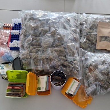 Drogen, Geld und Verpackungsmaterial liegen auf einem Tisch.