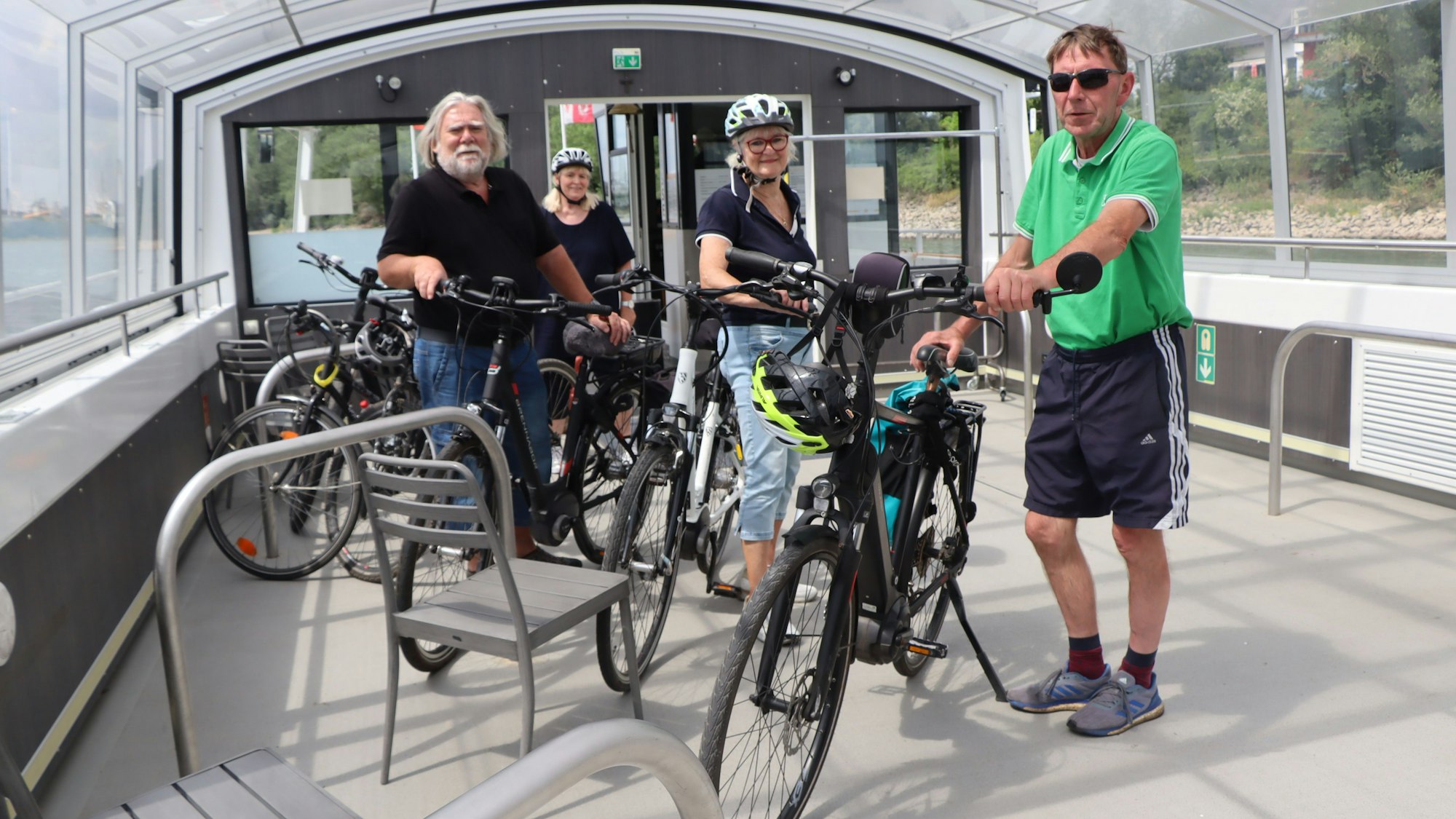 Vier Passagiere mit Fahrrädern auf dem Rheinschwan.
