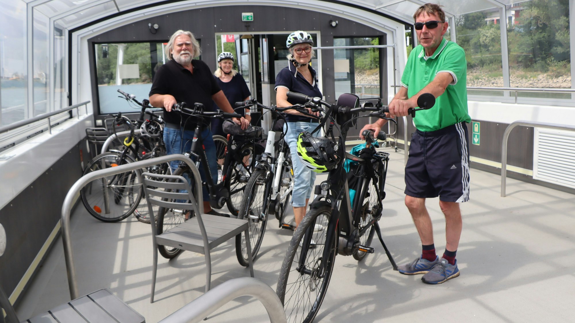 Peter Adolf (l.), Monika Bobowk (2.v.r.) und ihre Freunde Peter und Maria Vennemeyer auf der Fähre.