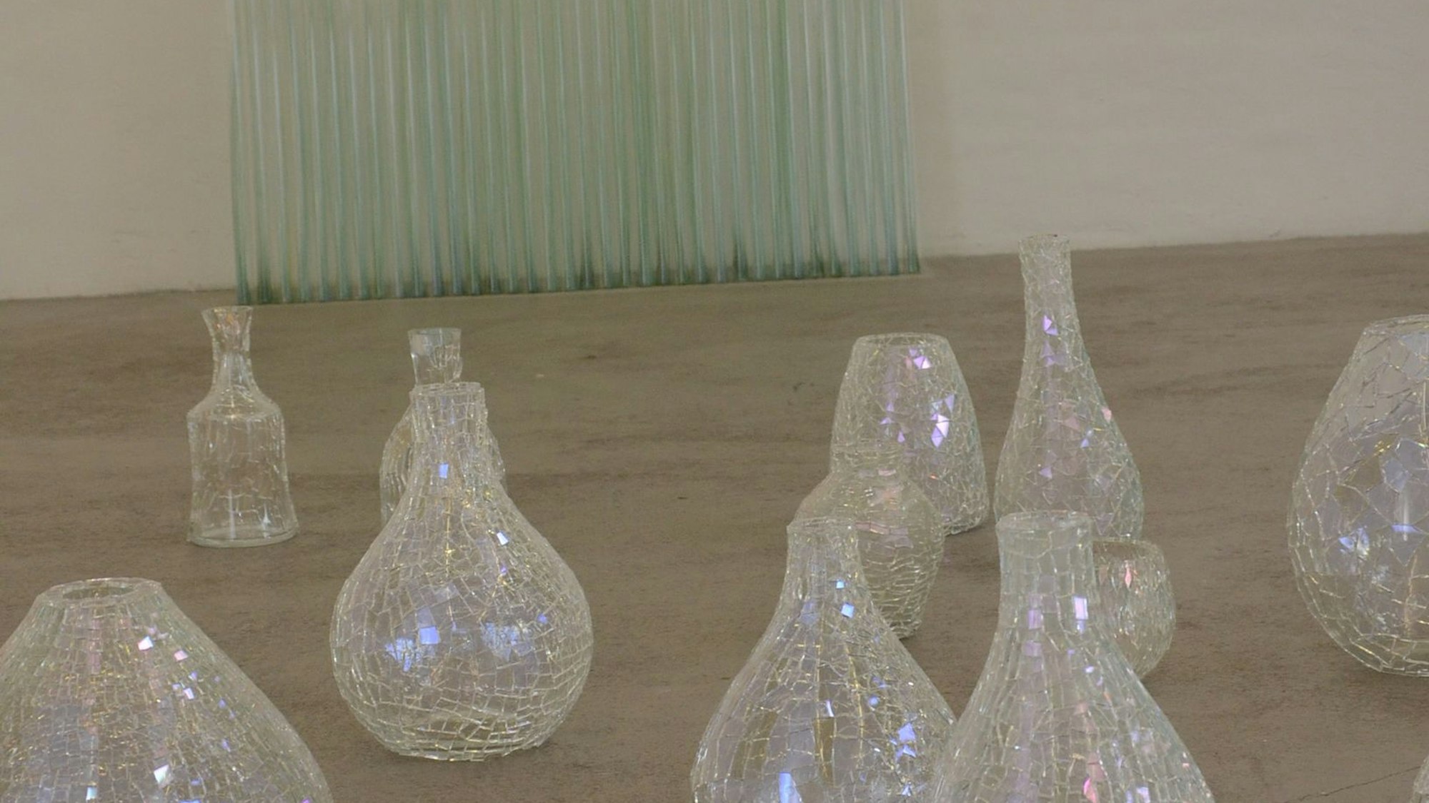 Zu sehen sind funkelnde Vasen, die aus Scherben zusammengesetzt sind.